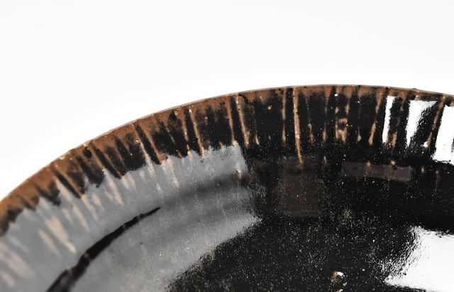 古賀雄二郎 縁鎬5寸反り浅鉢 黒釉【H】 ｜ 暮らしのうつわ花田 和食器 通販