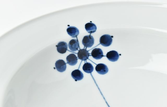 徳永遊心 染付茨の実8寸深皿 ｜ 暮らしのうつわ花田 和食器 通販