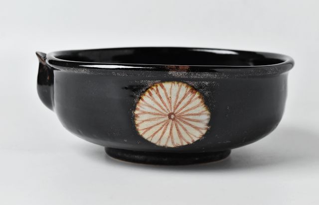 杉本寿樹 瀬戸鉄釉菊花文片口（6寸）