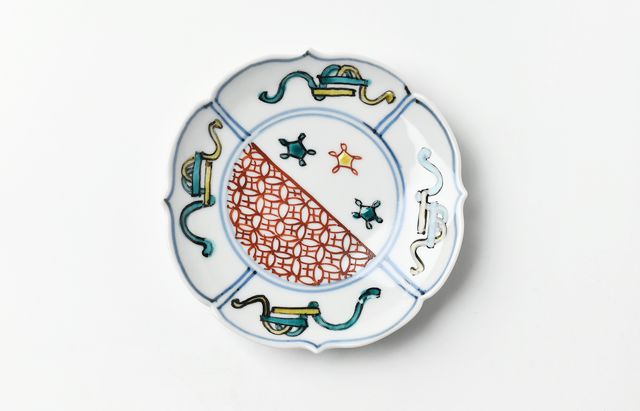 山本恭代 色絵割取巻物図輪花皿
