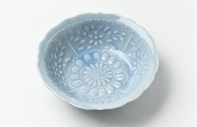 稲村真耶 湖水釉陰刻菊唐草5寸鉢