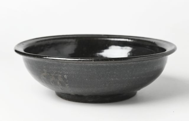 余宮隆 85 鉄釉 縁付6寸鉢