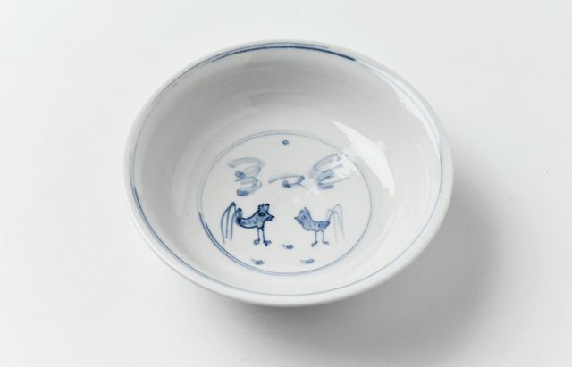 水垣千悦 51 染付4寸鉢 庭にいる二羽のニワトリ
