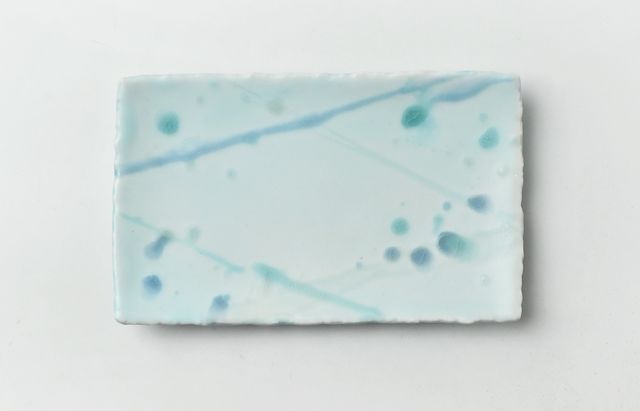 鈴木重孝 28 トルコペールブルー釉打ち水文長方小皿