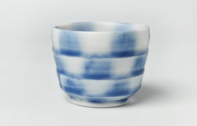 鈴木重孝 35 藍彩流し釉市松文猪口