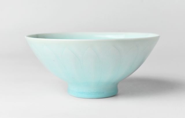 鈴木重孝 46 青白瓷蓮弁文茶碗（箱付）