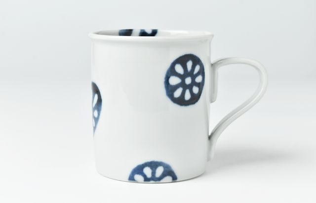 徳永遊心 染付蓮根マグカップ切立（大）