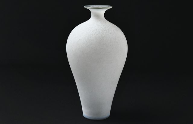 小宮崇 6　白のうつわ 花器（梅瓶）
