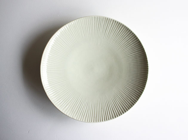 阿部春弥　白磁しのぎ8寸皿