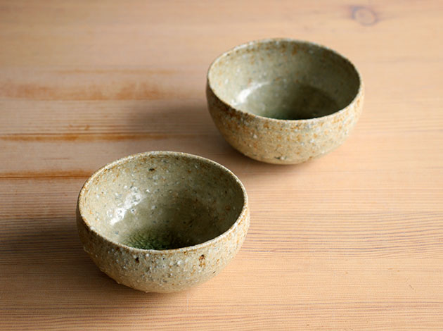 安達健　淡緑釉丸碗