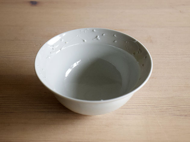 廣政毅 白磁イッチン唐草5寸リム鉢