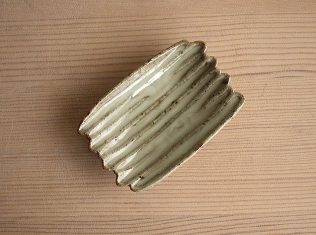 柏井羊　わら灰釉波小皿
