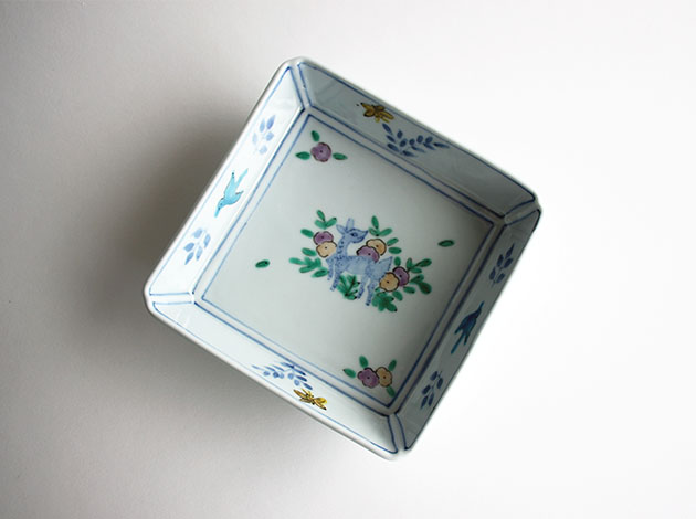 清水なお子　色絵鹿に草花文四方鉢