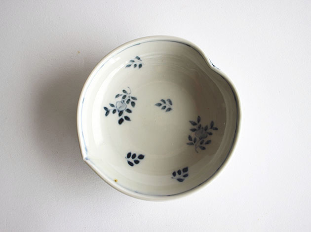 志村和晃　染付桃形小皿（桃文）