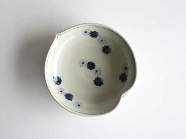 志村和晃　染付桃形小皿（花文）