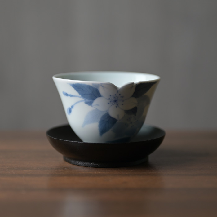 【今なら送料無料！】　染付山桜文湯呑 (AH-006)　作家「本多亜弥」