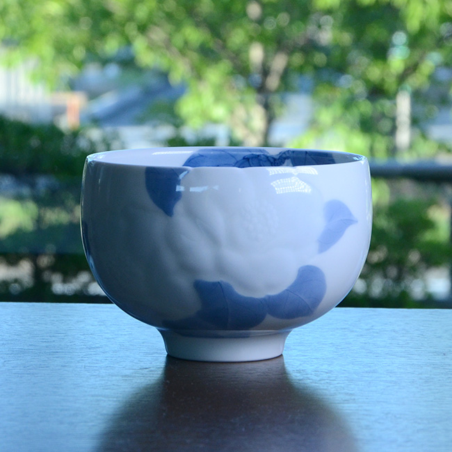 染付彫椿文茶碗（共箱付)  作家「本多亜弥」