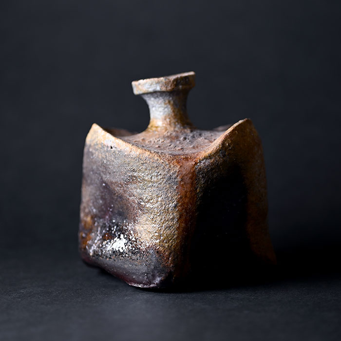 【共箱付】備前焼変形徳利（CR-036）　作家「クリストファーレイヴェンホール」