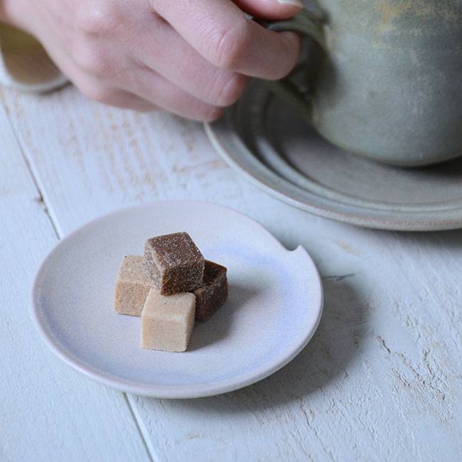 黄鶲釉勾玉皿3寸 作家「見野大介」