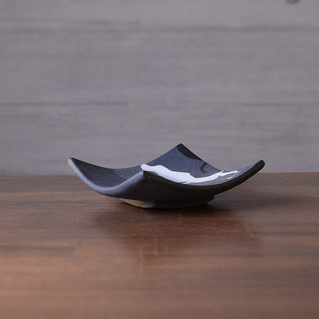 彩墨流角小皿（黒マット）　作家「瀬津純司」