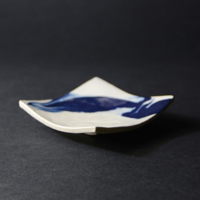 彩墨流角小皿（青白）　作家「瀬津純司」