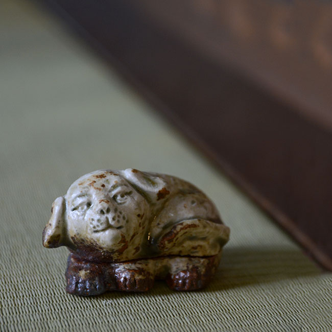 伊賀灰釉戌香合（共箱付B）　作家「新歓嗣」