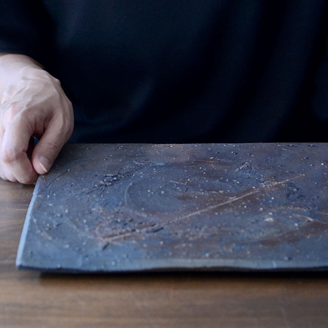 和食器　焼締緋襷四角張高台皿　作家「荒木漢一」