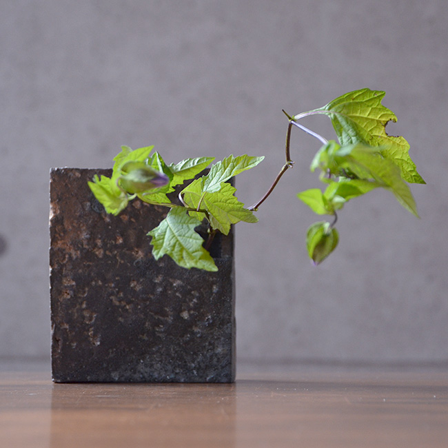 黒土掛花器　作家「竹内紘三」