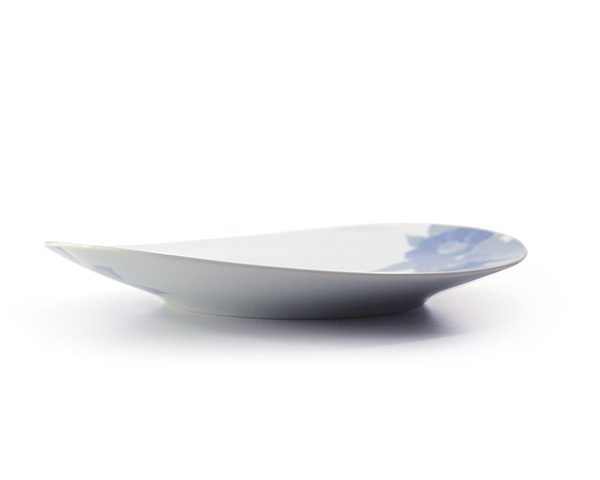 染付椿文円皿 作家「本多亜弥」