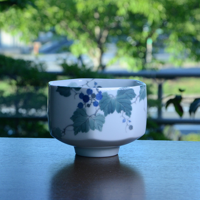 染付野葡萄文茶碗（共箱付) 作家「本多亜弥」