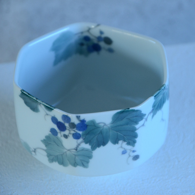 染付野葡萄文茶碗（共箱付) 作家「本多亜弥」