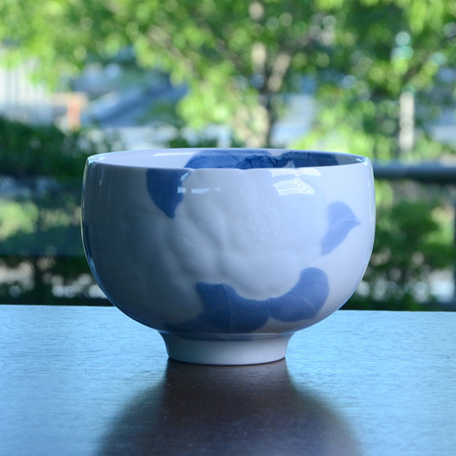 染付彫椿文茶碗（共箱付) 作家「本多亜弥」