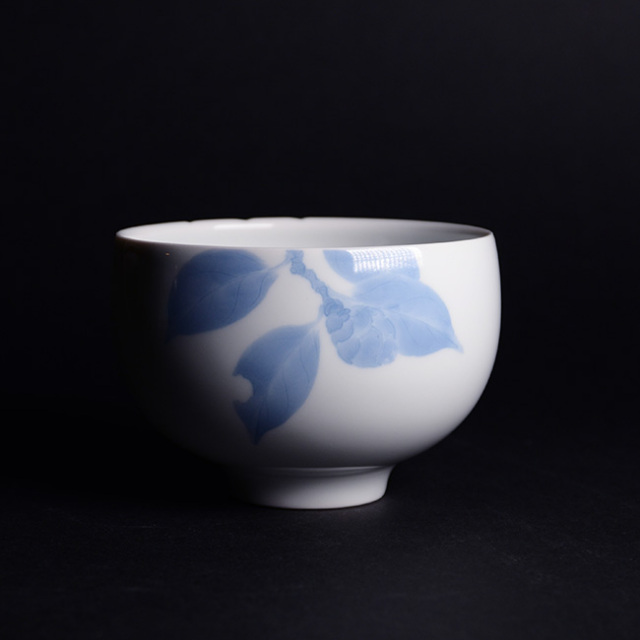 染付彫椿文茶碗（共箱付) 作家「本多亜弥」
