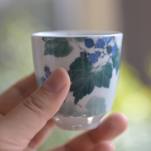 染付野葡萄文湯呑 (AH-197) 作家「本多亜弥」