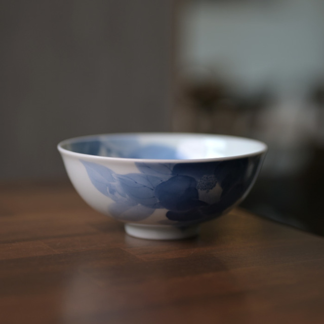 染付椿文飯碗 (AH-199) 作家「本多亜弥」