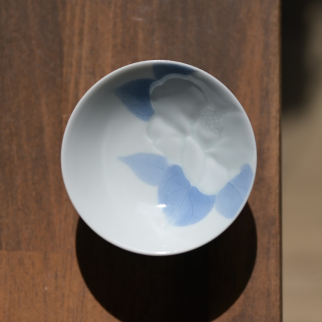 共箱付】染付彫椿文酒盃 (AH-203) 作家「本多亜弥」