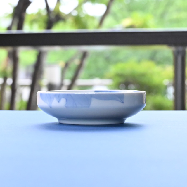 染付小皿「椿」(AH-214) 作家「本多亜弥」
