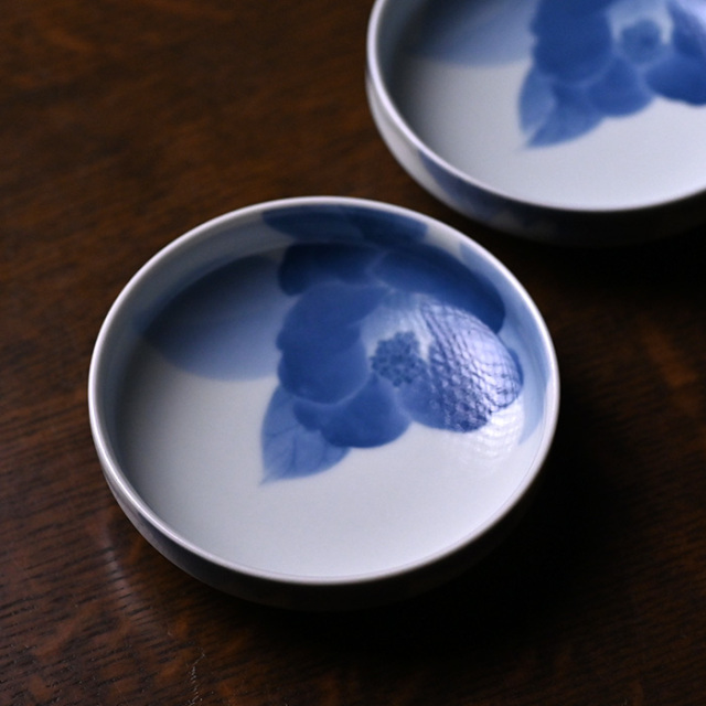 7寸染付椿絵皿　骨董品 椿図染付なます皿 /571│埼玉県熊谷市のの骨董品専門店「雑貨と