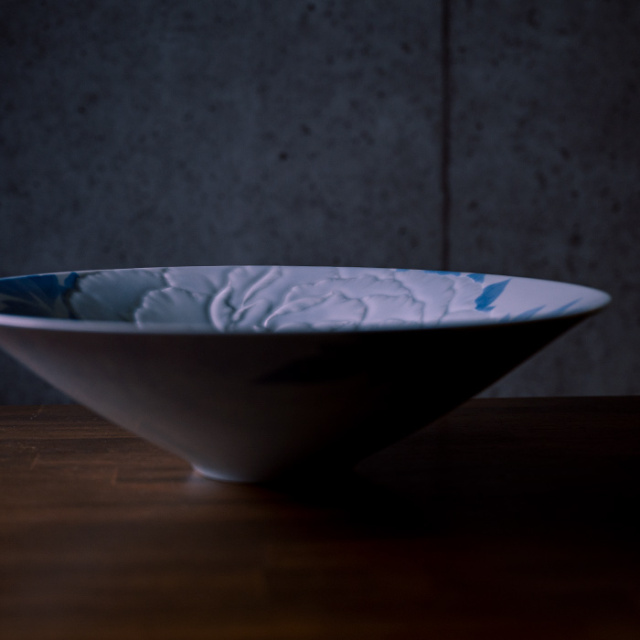 染付彫鉢「花の王」(AH-215) 作家「本多亜弥」