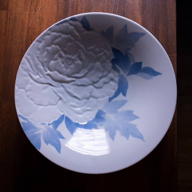 染付彫鉢「花の王」作家「本多亜弥」