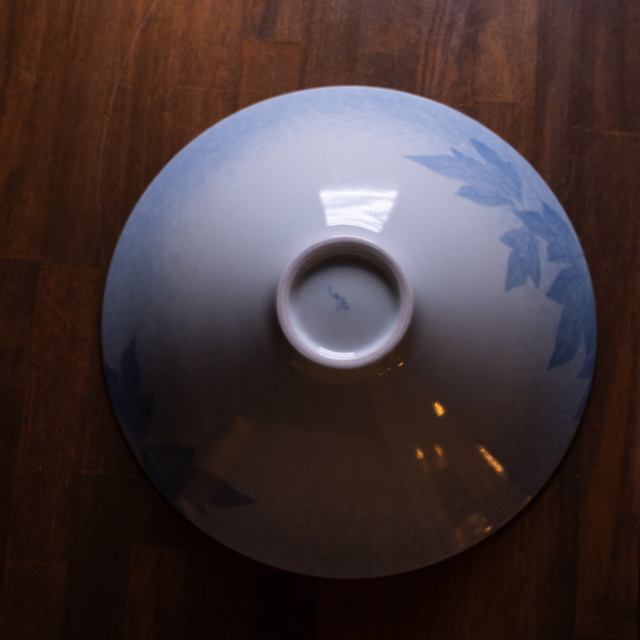 染付彫鉢「花の王」作家「本多亜弥」