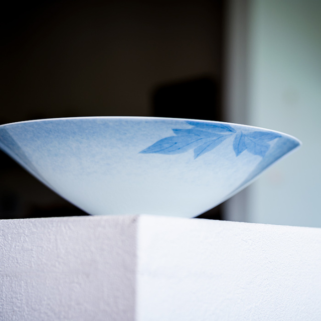 染付彫鉢「花の王」作家「本多亜弥」