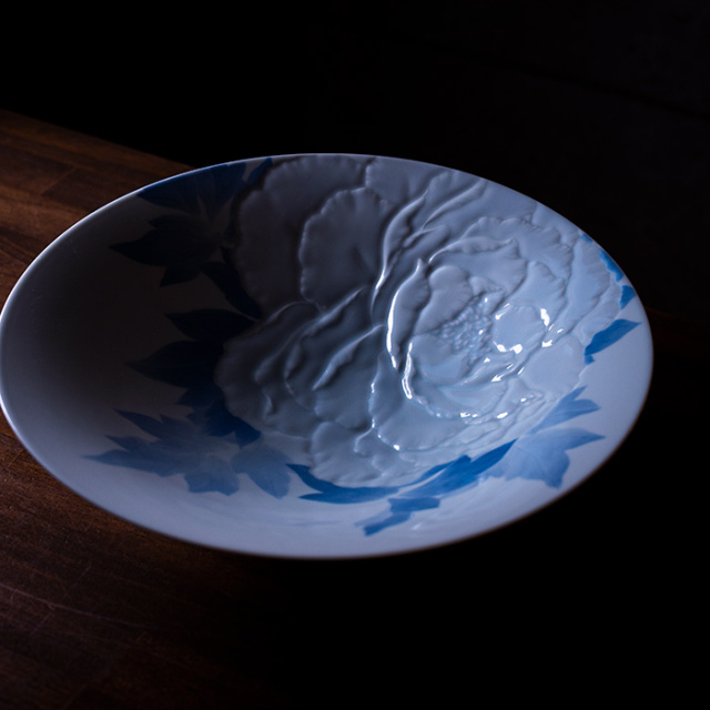 染付彫鉢「花の王」作家「本多亜弥」