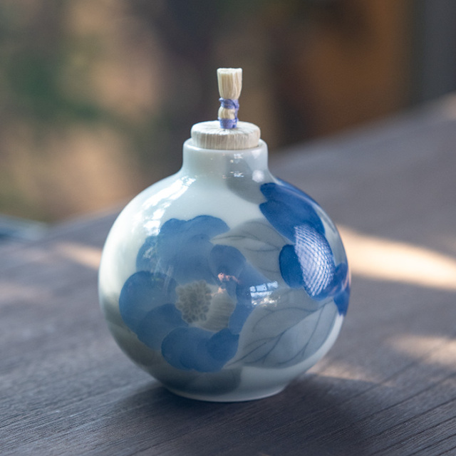 8月セール 有田焼香合 椿 手描き 一時的セール 有田焼香合 椿 手描き