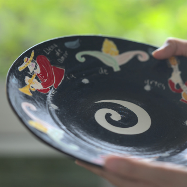和食器 奏でるカルロスくん-25cm黒皿- (BY-361) 作家「吉岡萬理」