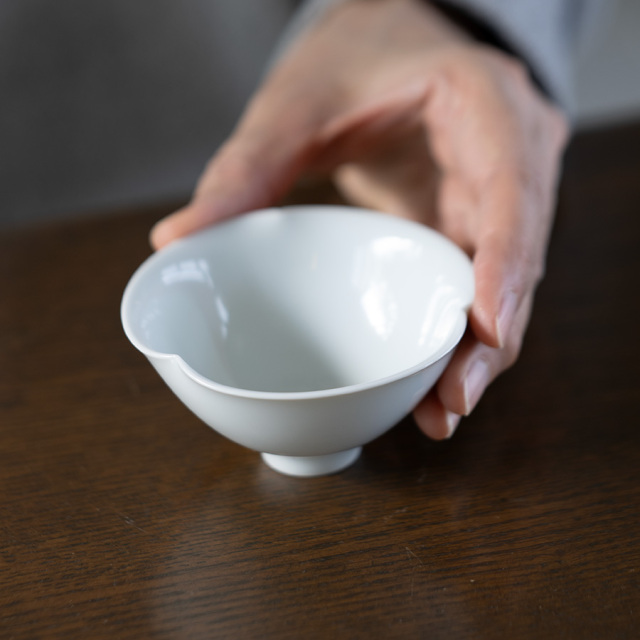 共箱付 | 白磁輪花酒盃（IH-063） 作家「市川博一」