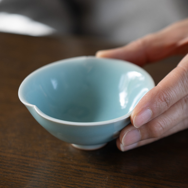 青白磁　盃　作家物 共箱付 | 青白磁輪花酒三盃（IH-069） 作家「市川博一」