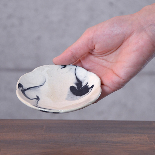 彩墨流豆皿（黒白）　作家「瀬津純司」