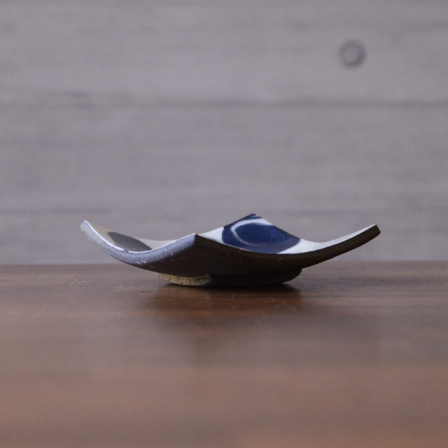 彩墨流角小皿（黒白）　作家「瀬津純司」