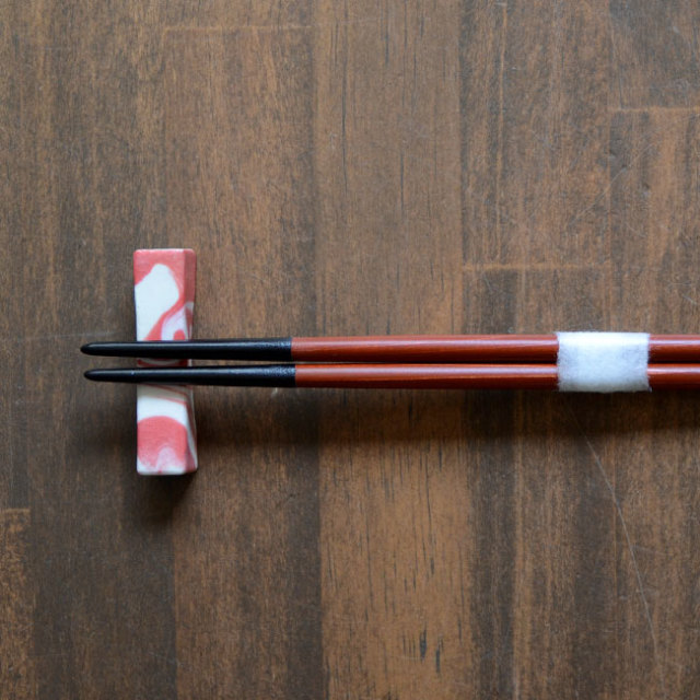 和食器　彩墨流箸置き（赤）　作家「瀬津純司」